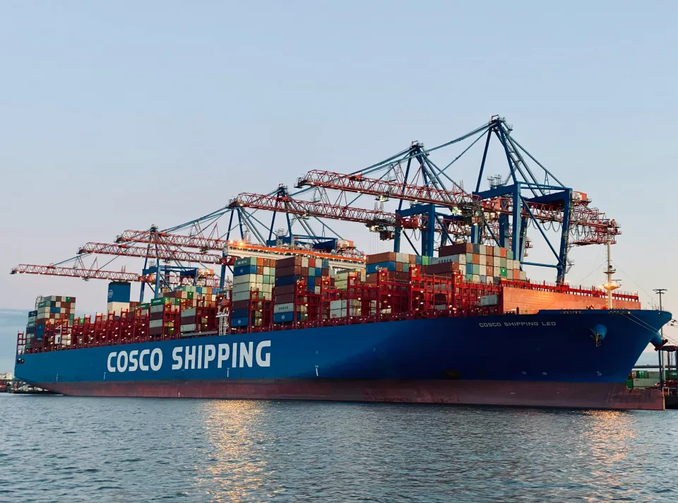 Containerschiff wird im Hafen beladen
